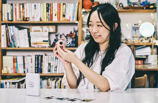 美術家・神尾茉利さんの「INSTAX Pal™」のある暮らし。親子のコミュニケーションが生まれるカメラ