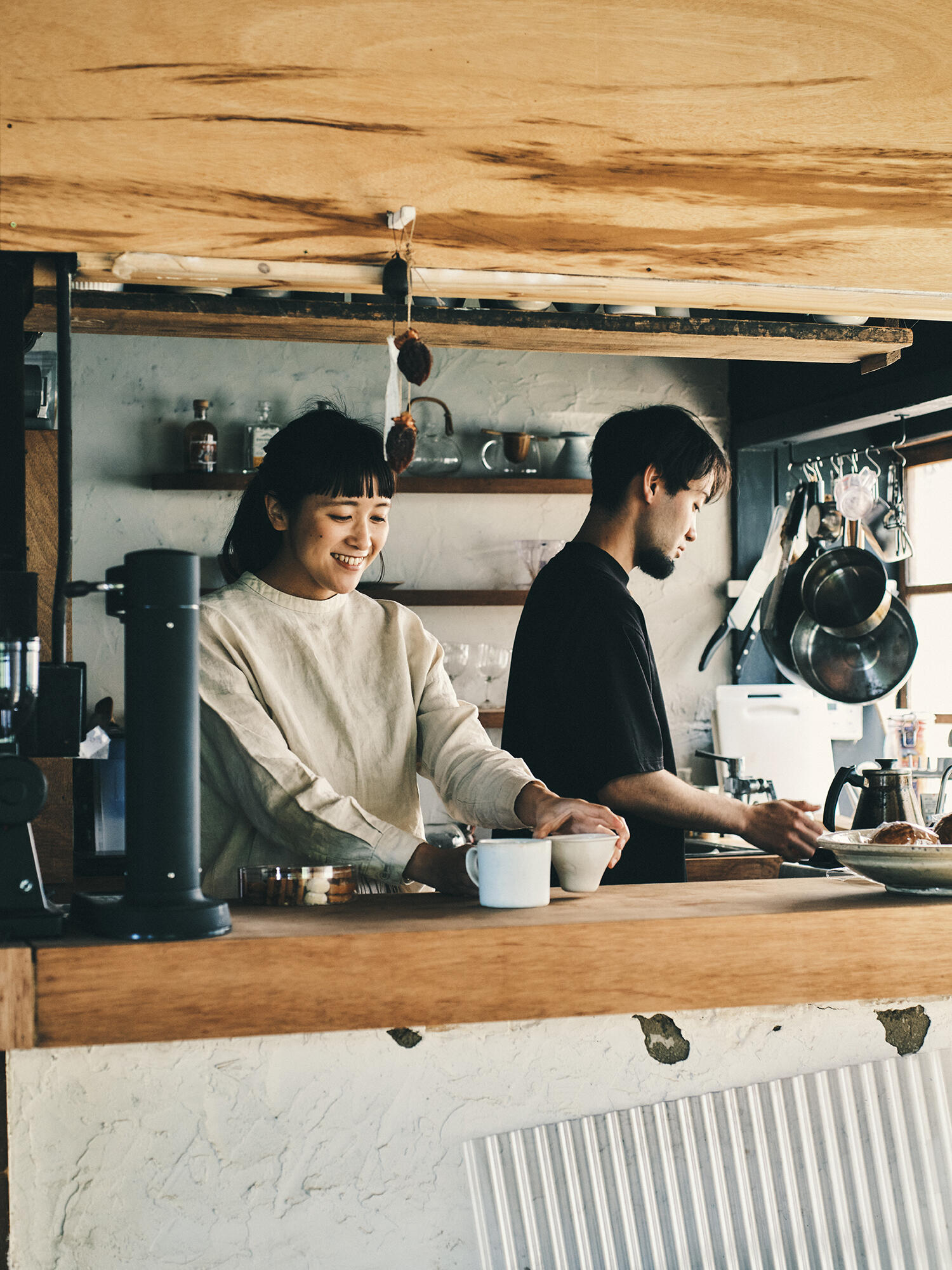 セルフリノベした古民家に暮らす写真家・柿崎豪さんと美容師・高山紗季さん