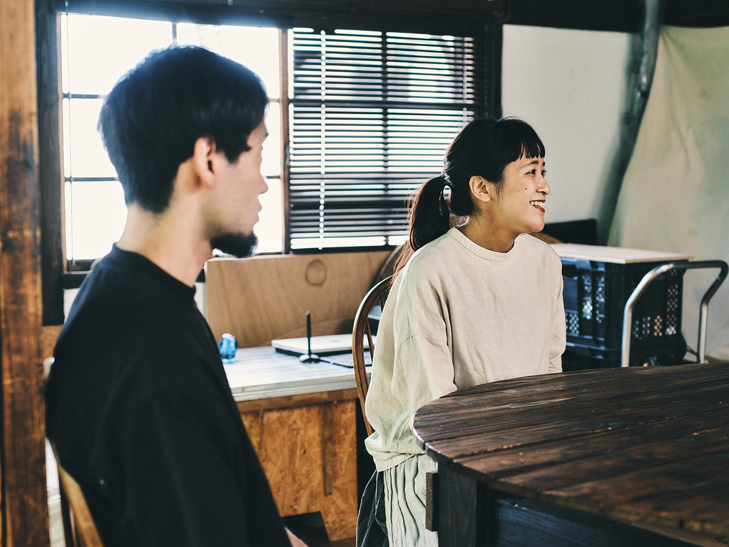 セルフリノベした古民家に暮らす写真家・柿崎豪さんと美容師・高山紗季さん