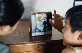 日常を宝物に。二度とない子どもの瞬間を残す、写真家・はらかずあきさんのフォトカレンダー 