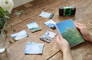 「写ルンです™」で旅の記憶を残す。写真家・根本絵梨子さんのフォトブックとハーフサイズプリント