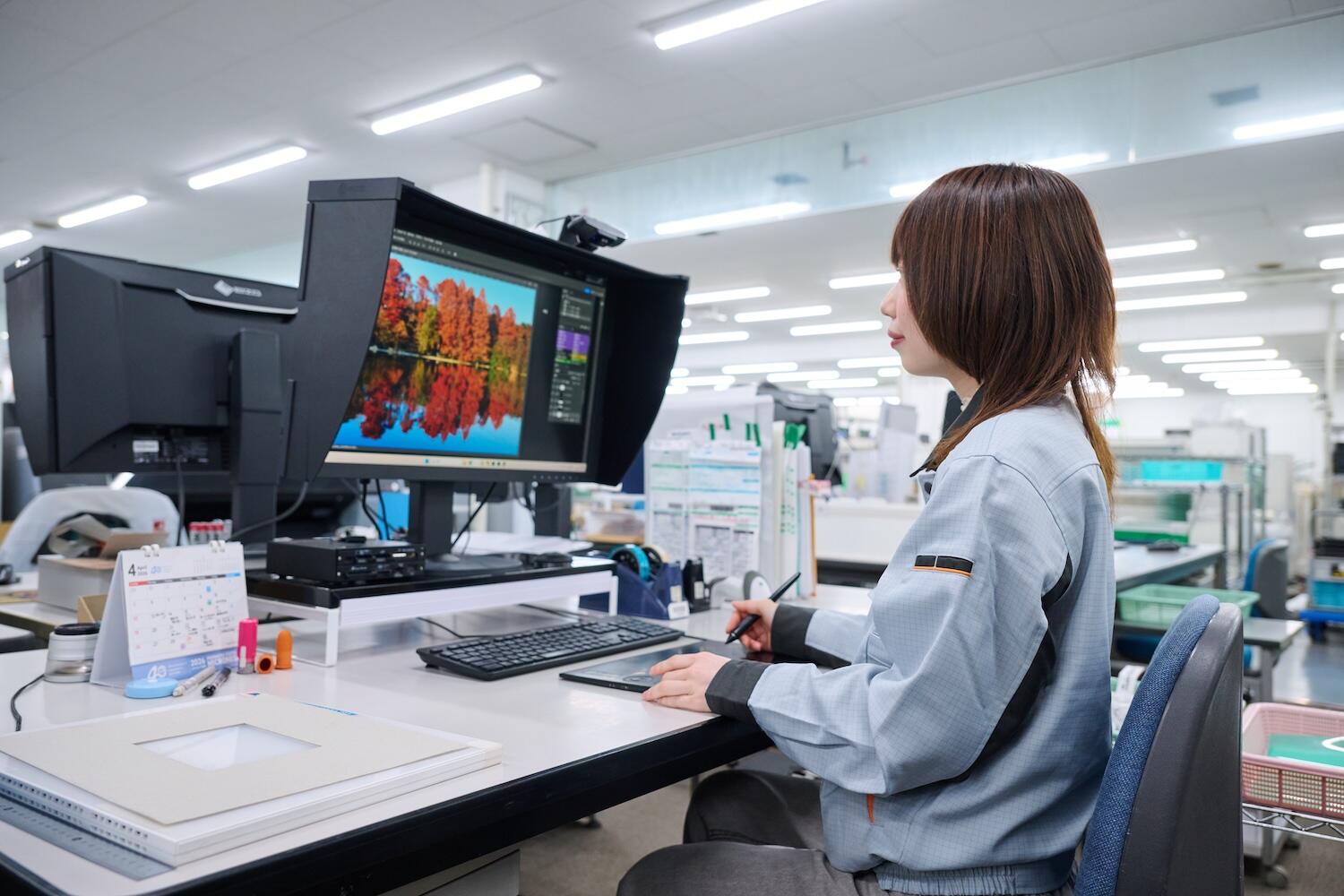 富士フイルム「プリントマイスター」が写真の補正をする様子