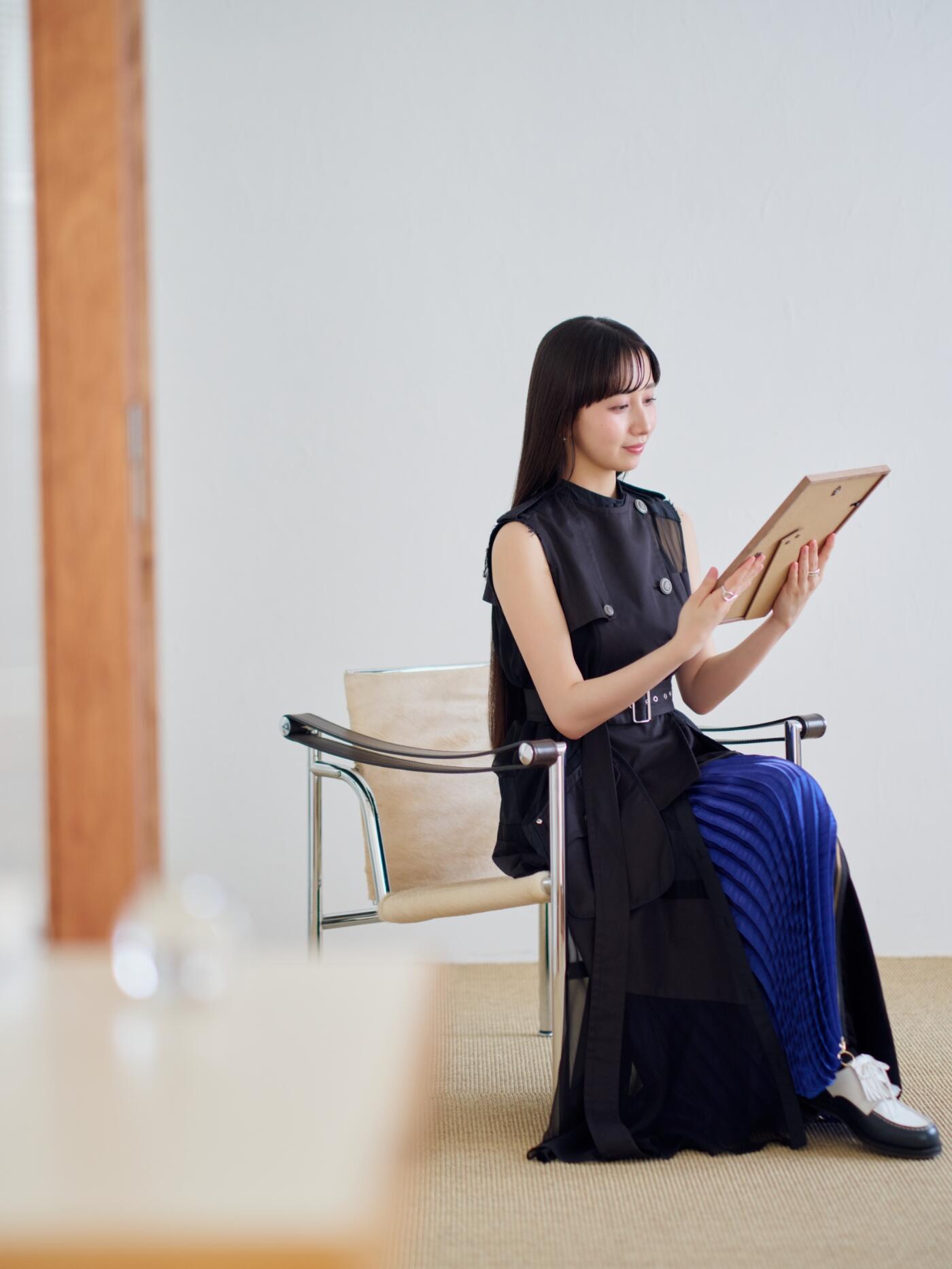 自身で体験したプラスプレシャスでプリントと額装した写真を眺めるCocomiさん