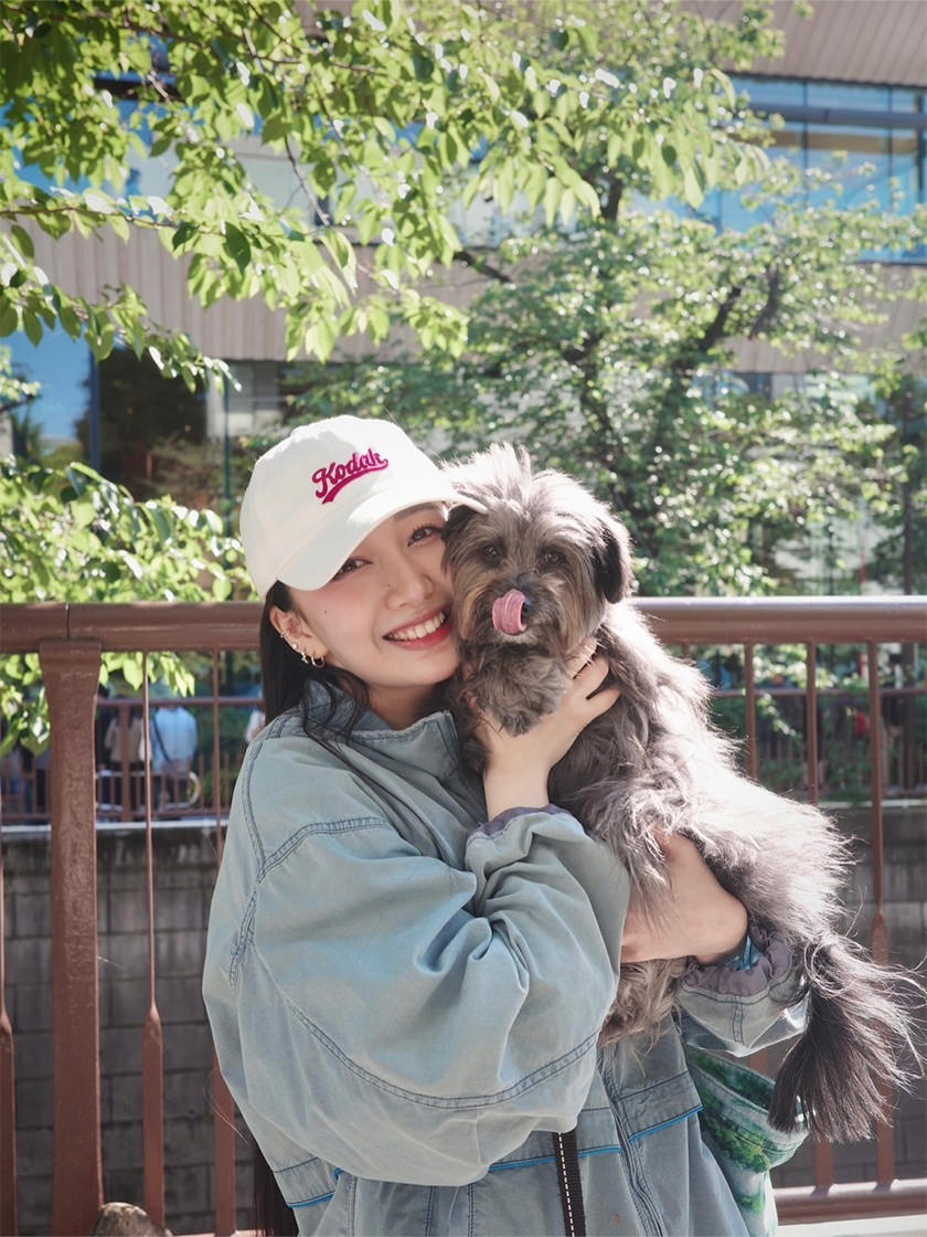 Cocomiさんが愛犬と戯れている様子