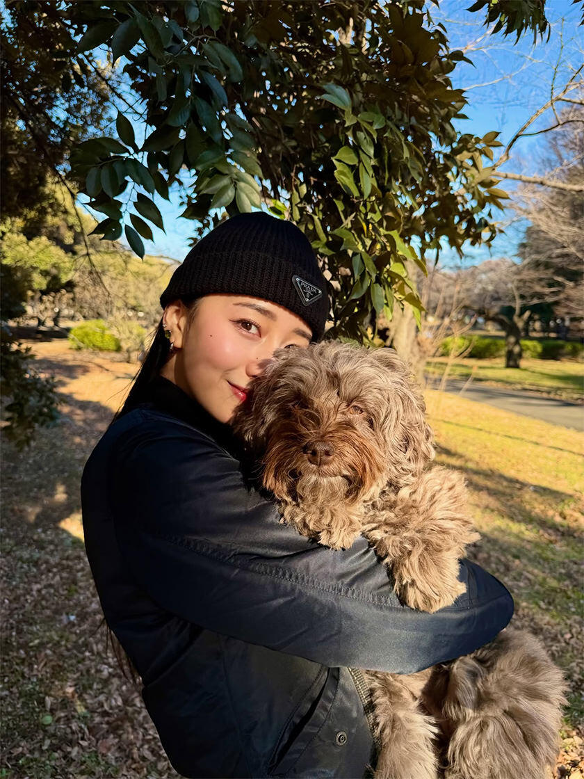 Cocomiさんが愛犬と戯れている様子