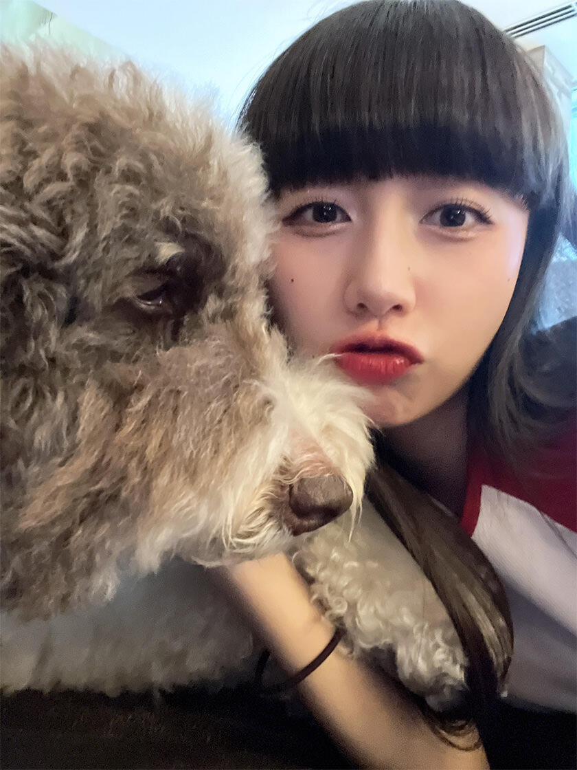 Cocomiさんが愛犬と戯れている様子