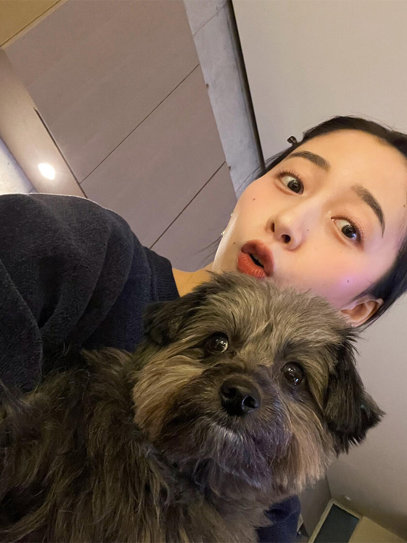 Cocomiさんが愛犬と戯れている様子