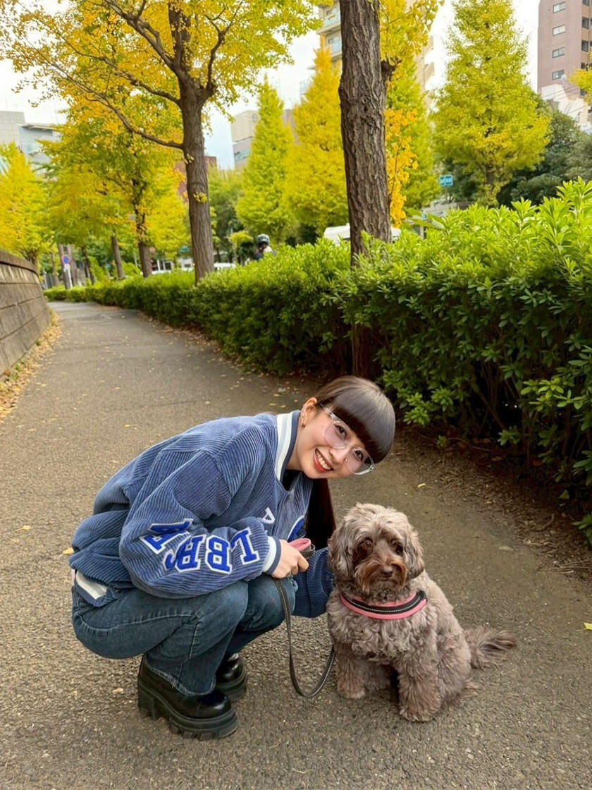 Cocomiさんが愛犬と戯れている様子