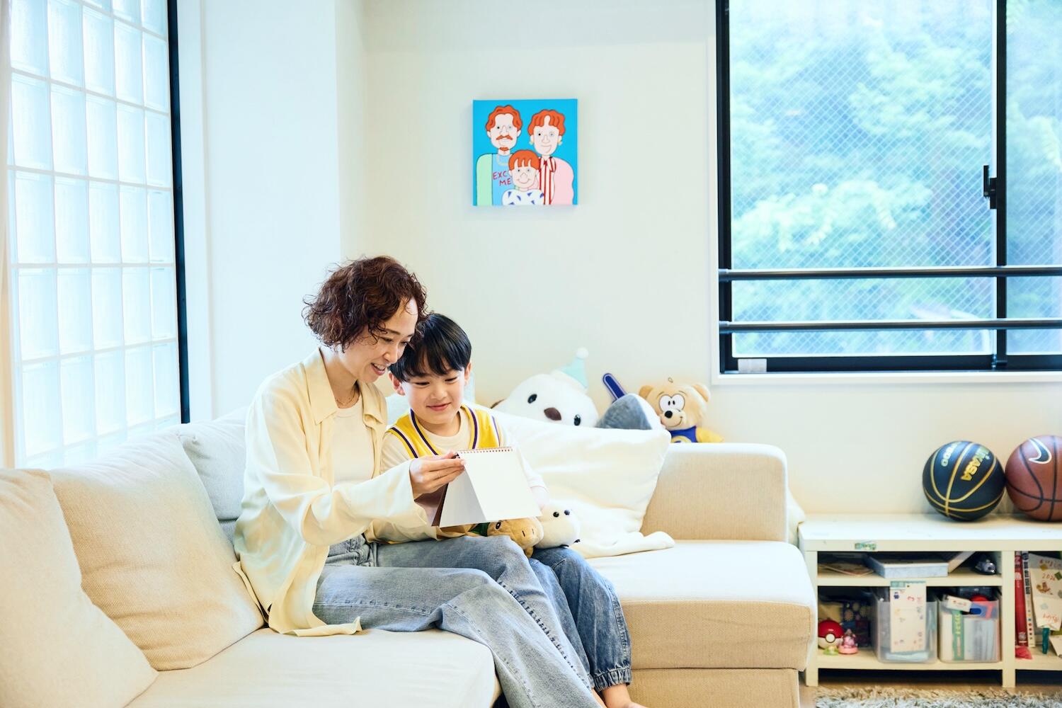 カレンダーを眺める上條さんと息子のせいたろうくん