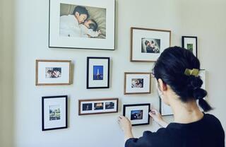 家族写真を飾って、おうちをギャラリーに。写真家・渡邉志保里さんが語る、日常をかたちに残す魅力