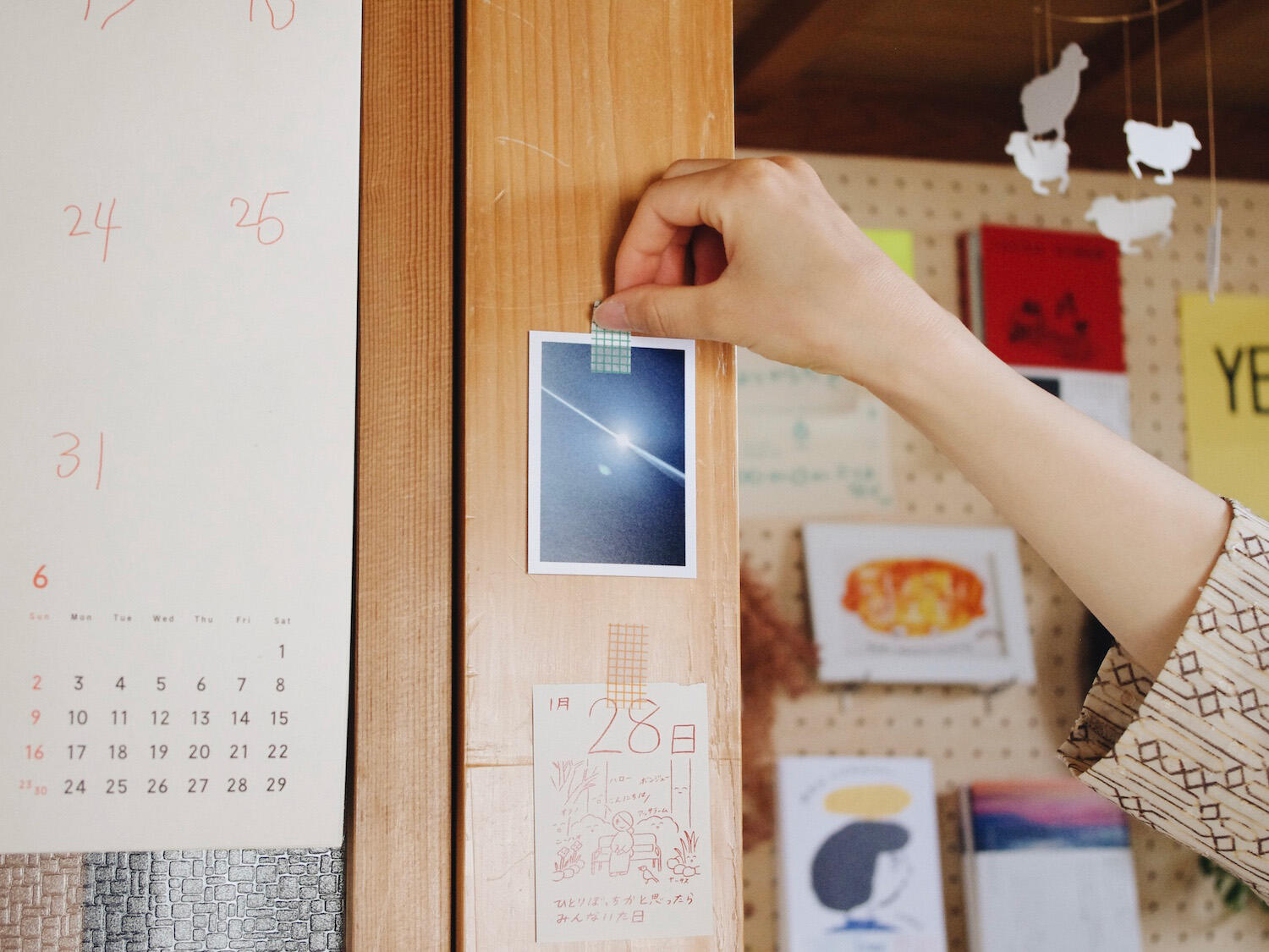 柱に写真を飾る