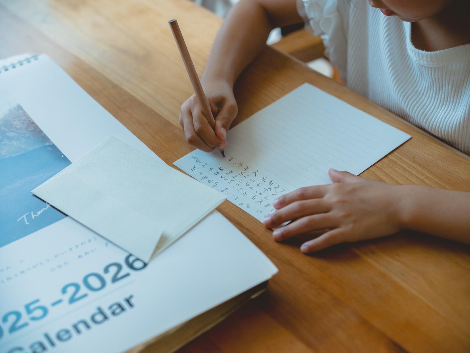 久慈さんの娘さんが祖父母宛に手紙を書く様子