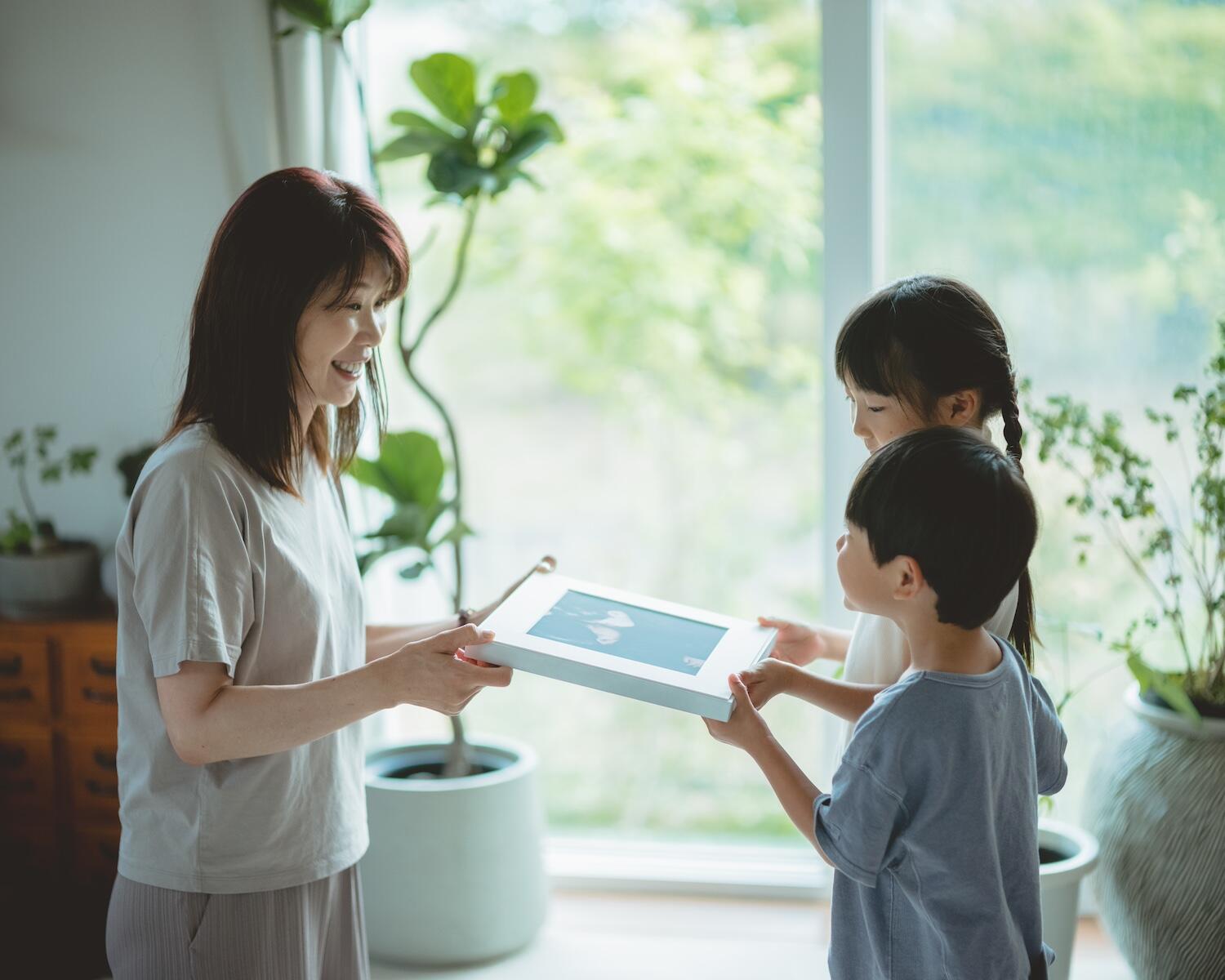 久慈さんの娘さんと息子さんがお祖母様にウォールデコを手渡す様子